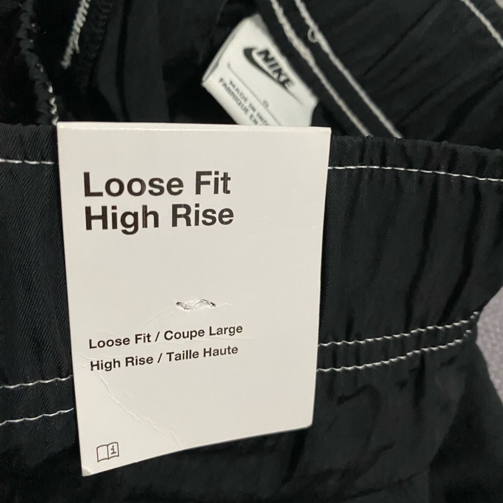 🌸- NWT Women’s Nike Loose Fit High Rise Black Shorts - Picture 5 of 6